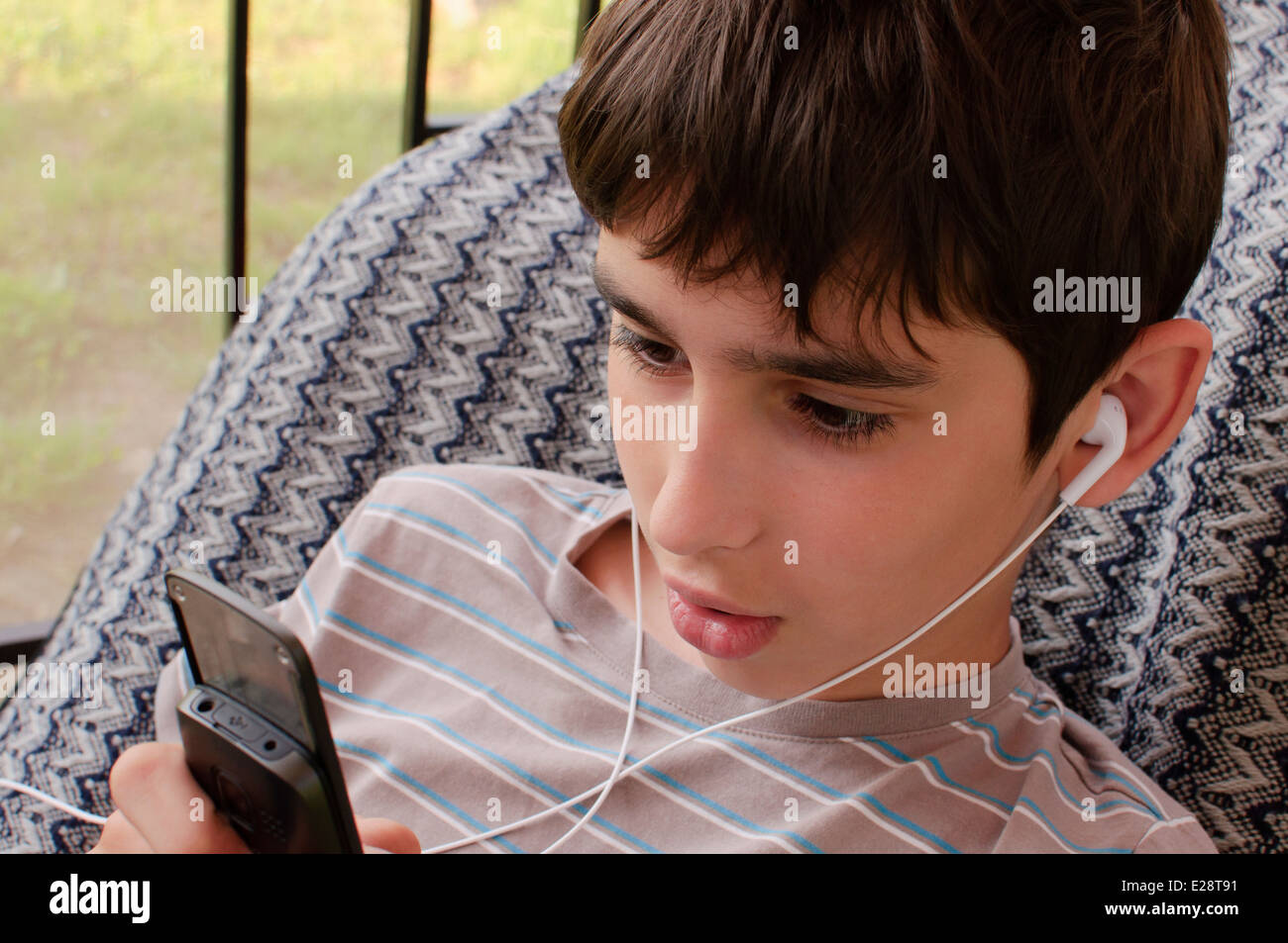Teen boy ascolta la musica Foto Stock