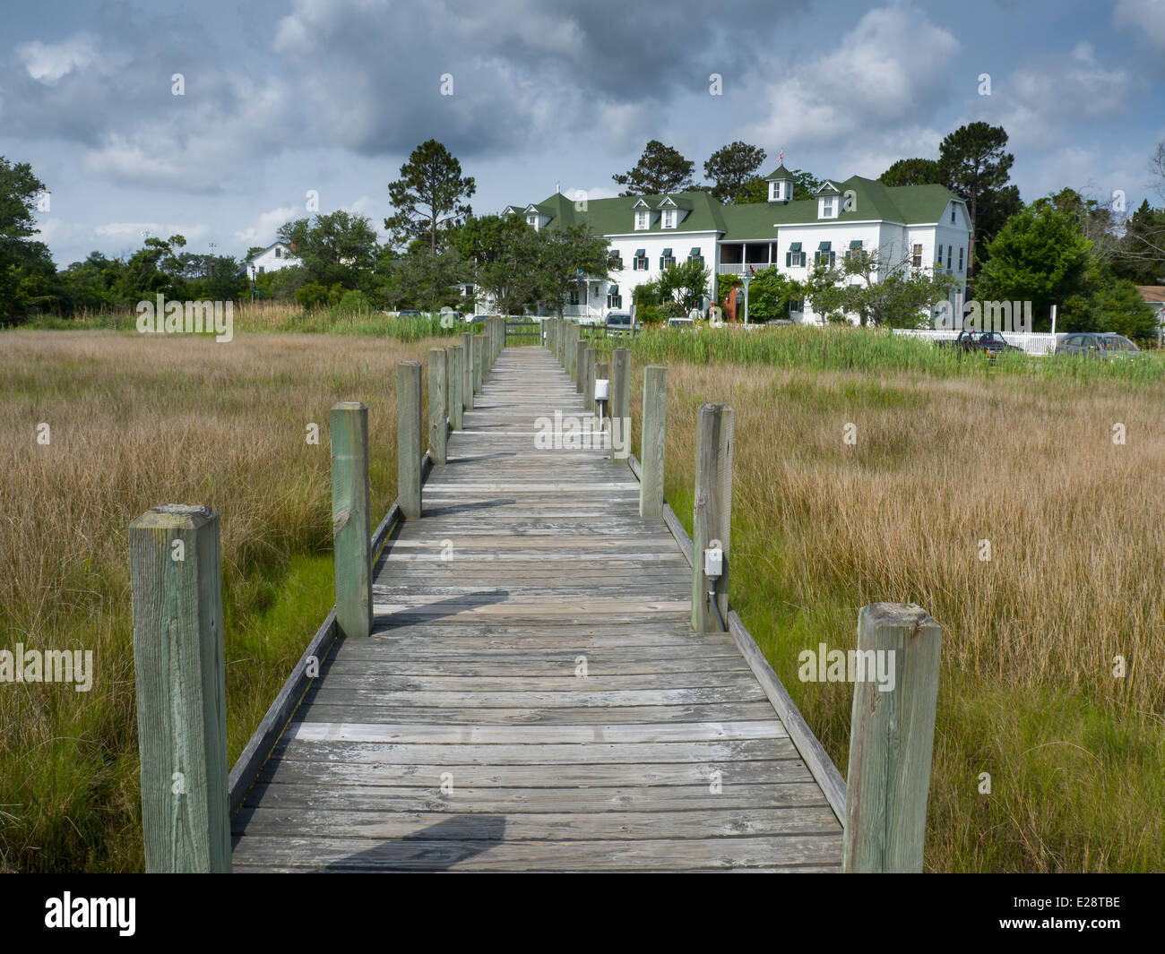 Il Boardwalk attraverso la palude erbosa, Manteo, Carolina del Nord Foto Stock