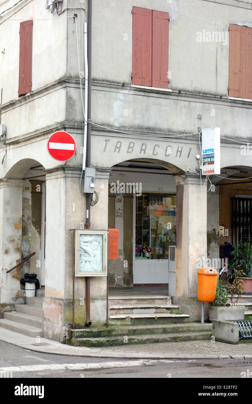 Negozio di Tabacchi in un piccolo villaggio nel Nord Italia Foto Stock