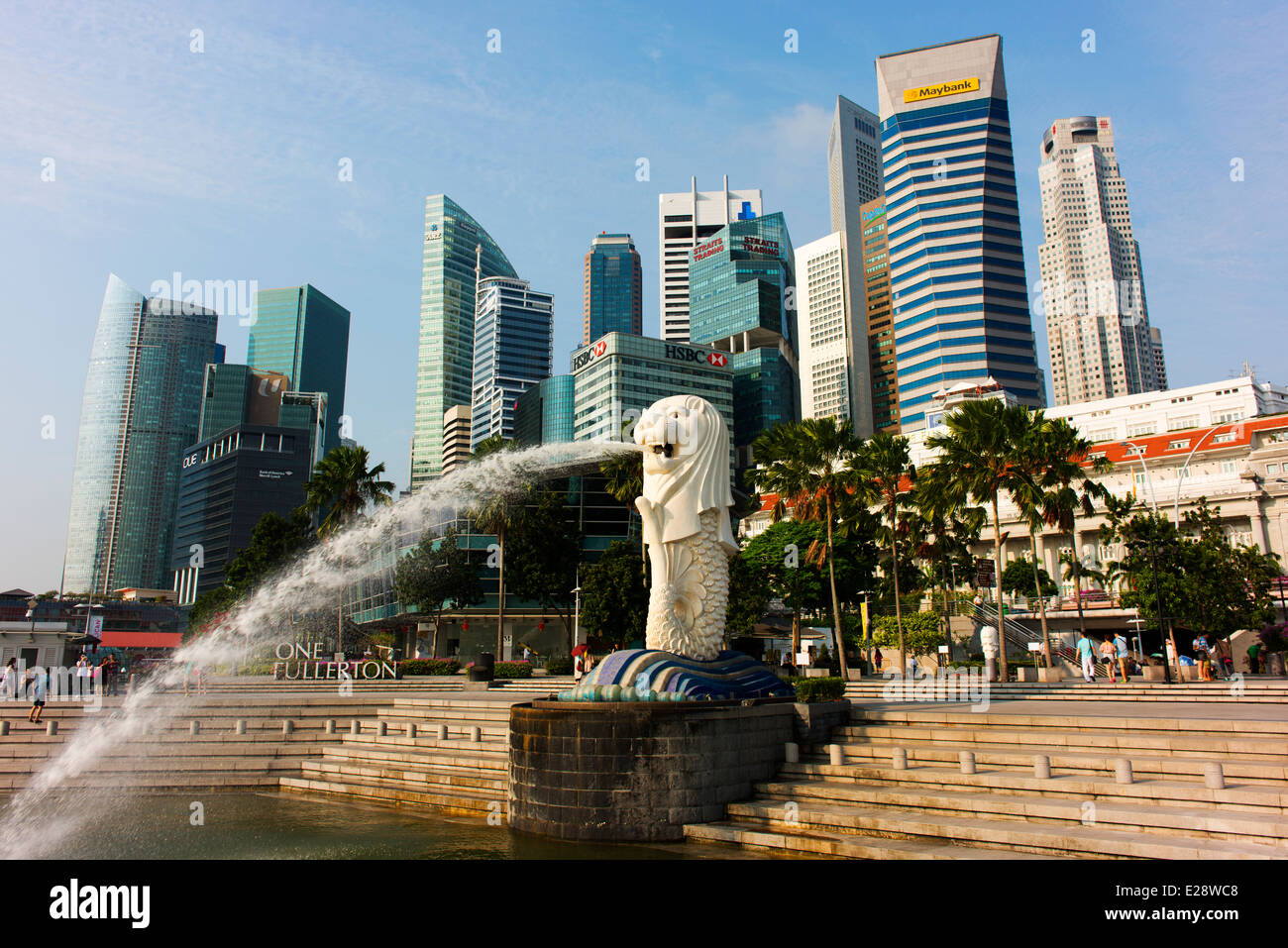 Singapore il Merlion davanti al quartiere degli affari di edifici alti. Foto Stock