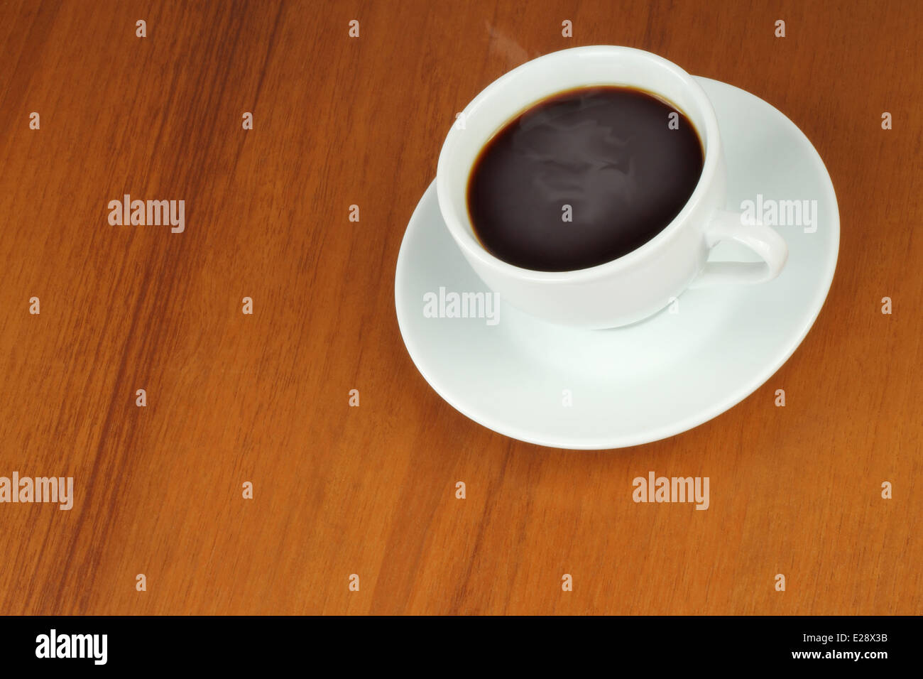 Tazza di caffè su un marrone di sfondo di legno Foto Stock