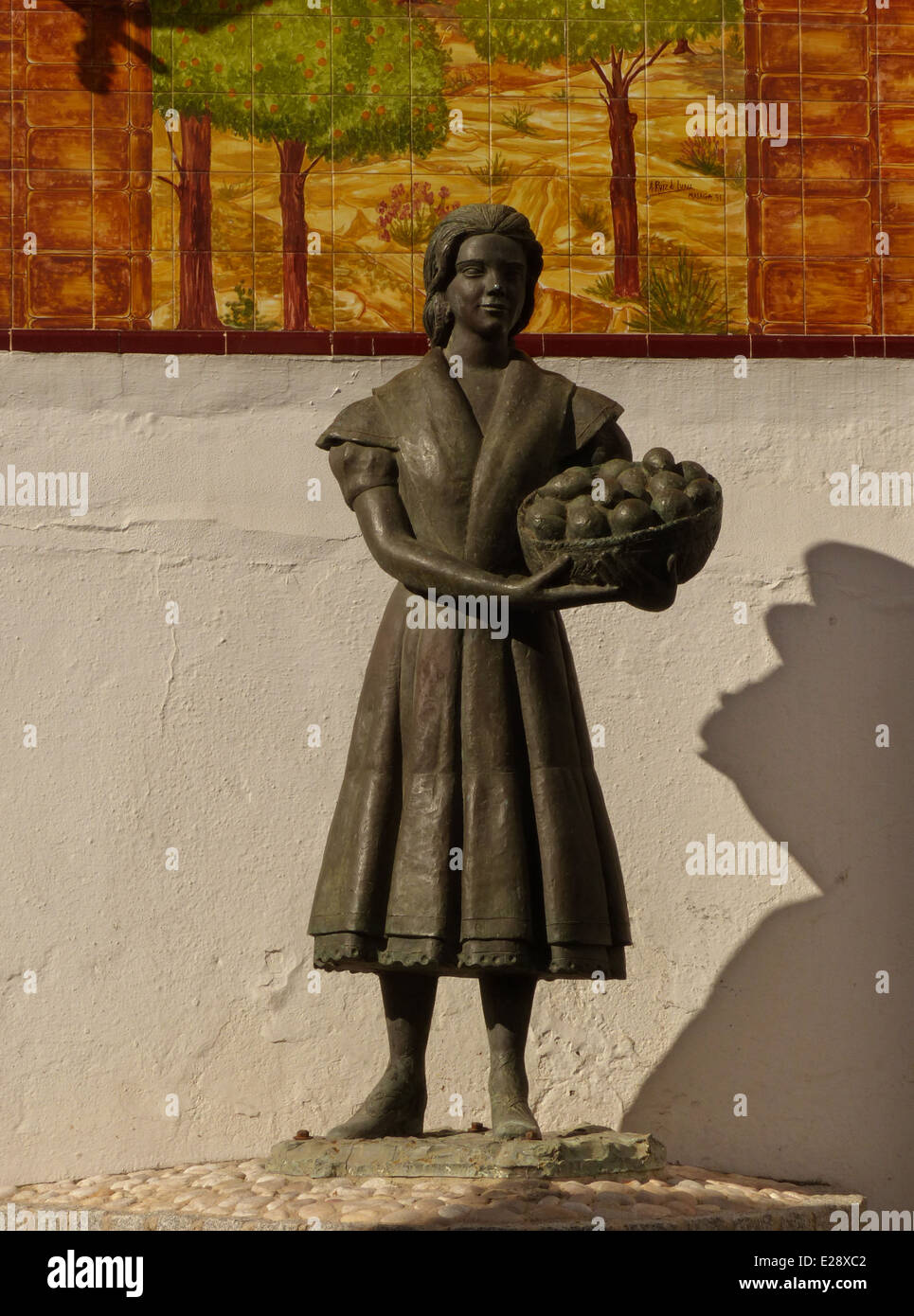 Una statua di una Donna con cesto di arance in Spagna Alora Foto Stock
