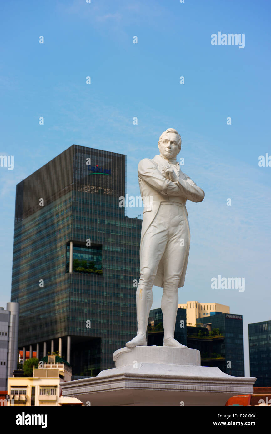 Statua di Thomas Stanford Raffles sulle rive del Fiume Singapore. Foto Stock