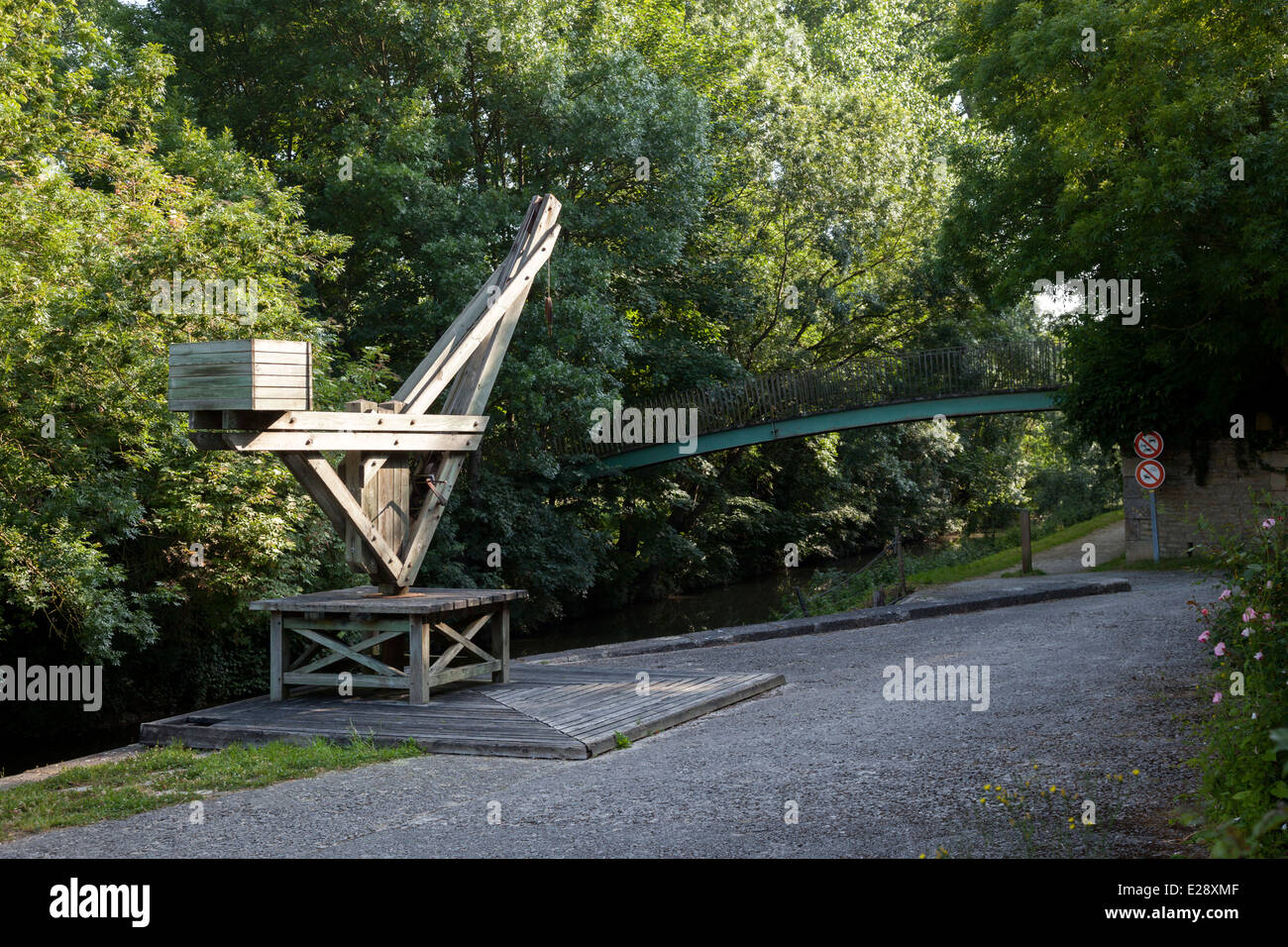 Una replica di una gru di legno che è stato utilizzato per il traino di pioppo boles fino a 'Porta d'Arçais' (Francia). Réplique d'une grue de bois. Foto Stock