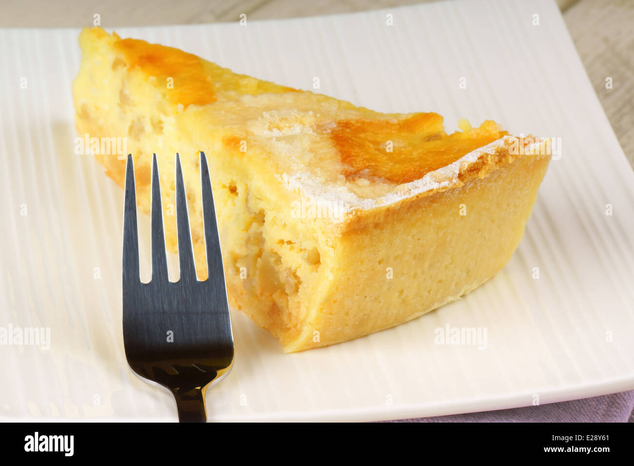 Una fetta di l'originale dolce pasquale da Napoli chiamato Pastiera Foto Stock