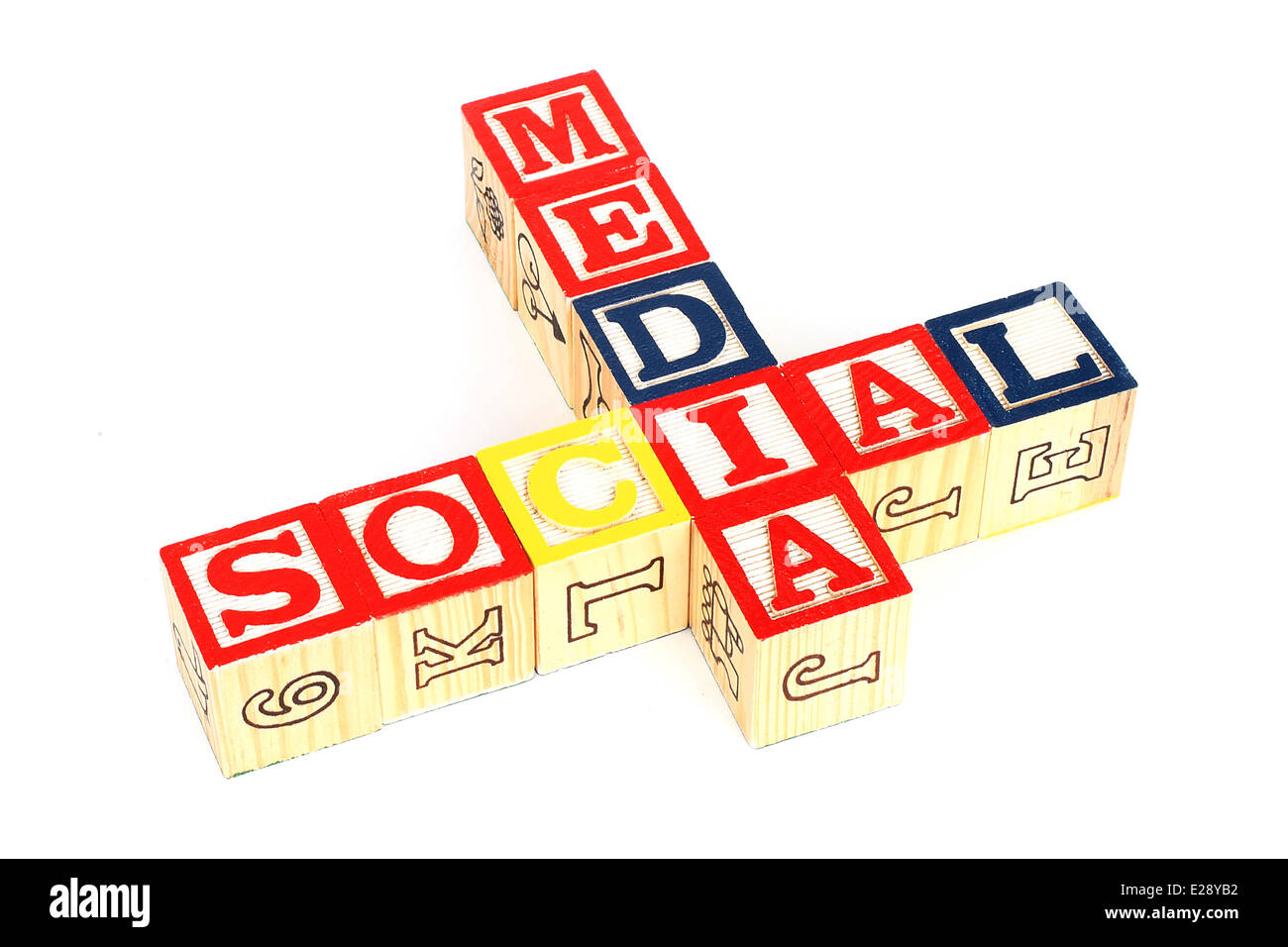 Cubi di legno fatto di parole "social media" su sfondo bianco Foto Stock