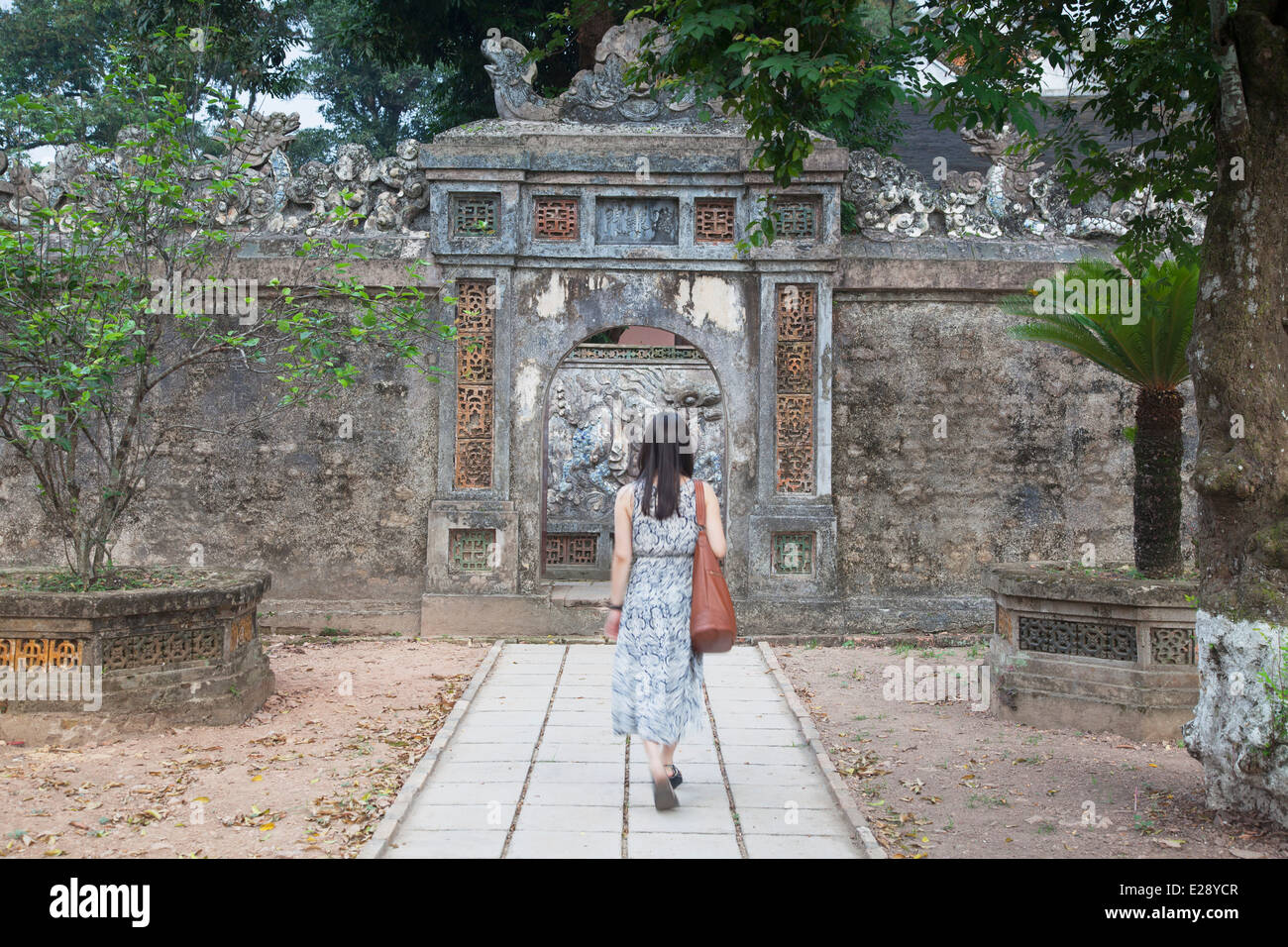 Donna alla tomba di Tu Duc (Patrimonio Mondiale dell'UNESCO), la tinta, Thua Thien-Hue, Vietnam Foto Stock