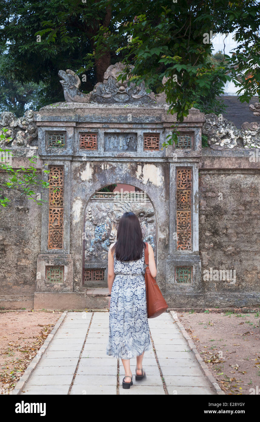 Donna alla tomba di Tu Duc (Patrimonio Mondiale dell'UNESCO), la tinta, Thua Thien-Hue, Vietnam Foto Stock