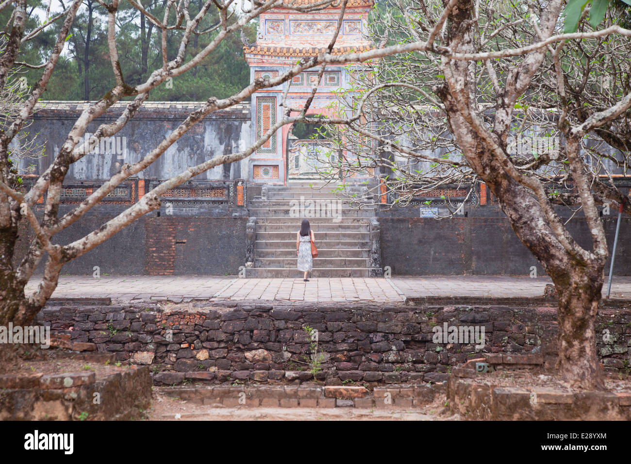 Donna alla tomba di Tu Duc (Patrimonio Mondiale dell'UNESCO), la tinta, Thua Thien-Hue, Vietnam Foto Stock