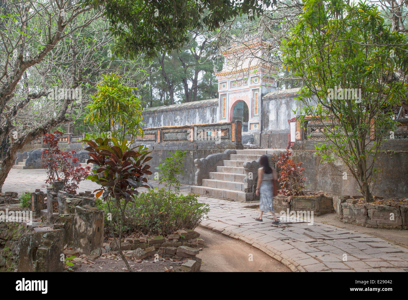 Donna alla tomba di Tu Duc (Patrimonio Mondiale dell'UNESCO), la tinta, Thua Thien-Hue, Vietnam Foto Stock