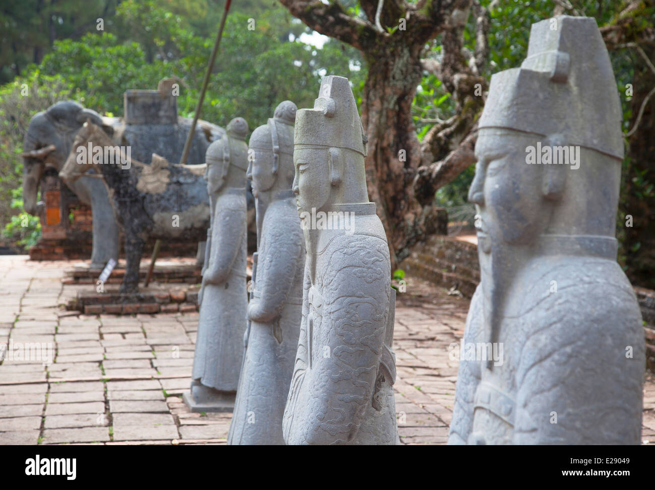 Statue alla tomba di Tu Duc (Patrimonio Mondiale dell'UNESCO), la tinta, Thua Thien-Hue, Vietnam Foto Stock