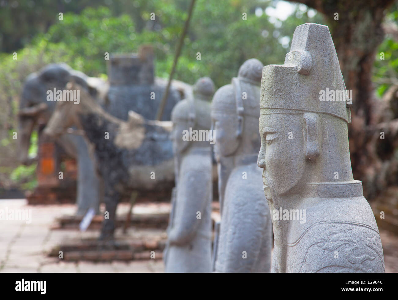 Statue alla tomba di Tu Duc (Patrimonio Mondiale dell'UNESCO), la tinta, Thua Thien-Hue, Vietnam Foto Stock