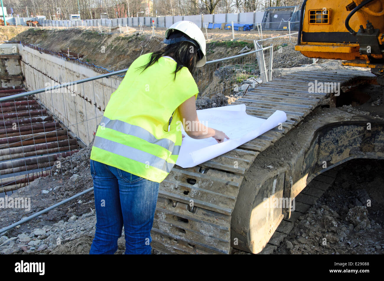 Una foto di una giovane donna architetto sul sito di costruzione del progetto di costruzione Foto Stock