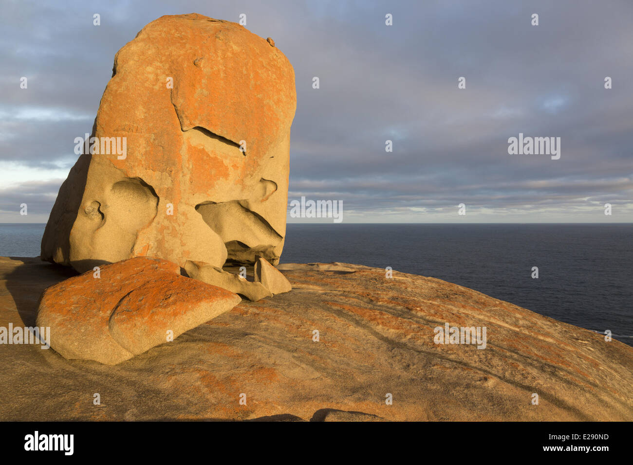 Erose rocce costiere sul granito affioramento al tramonto, Remarkable Rocks, Flinders Chase N.P., Kangaroo Island, South Australia, Australia, Febbraio Foto Stock