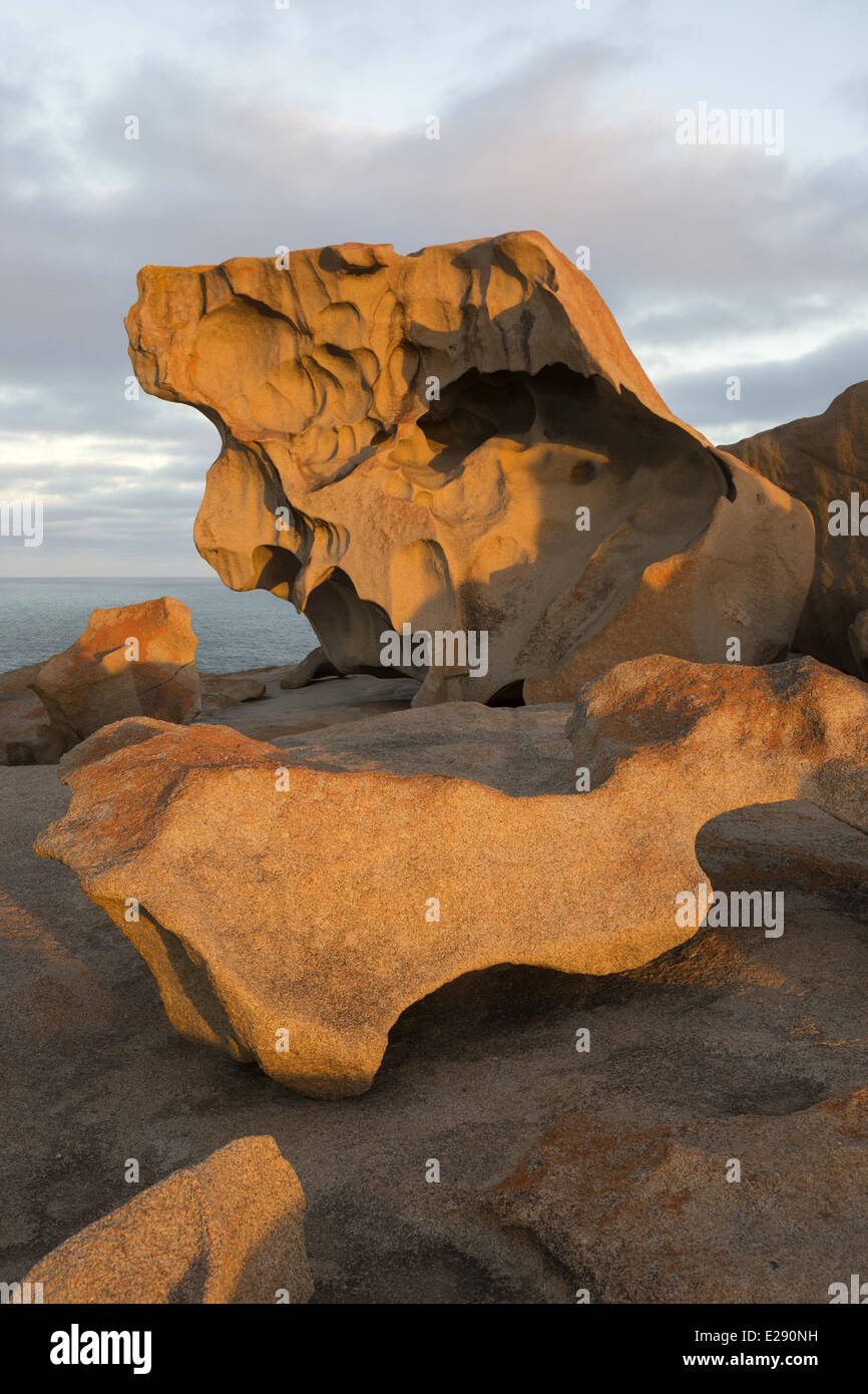 Erose rocce costiere sul granito affioramento al tramonto, Remarkable Rocks, Flinders Chase N.P., Kangaroo Island, South Australia, Australia, Febbraio Foto Stock