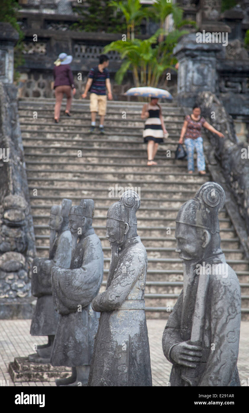 I turisti alla tomba di Khai Dinh (Patrimonio Mondiale dell'UNESCO), la tinta, Thua Thien-Hue, Vietnam Foto Stock