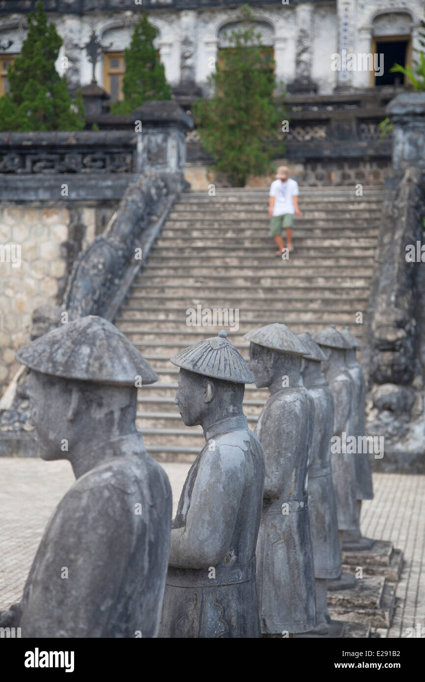 Statue alla tomba di Khai Dinh (Patrimonio Mondiale dell'UNESCO), la tinta, Thua Thien-Hue, Vietnam Foto Stock