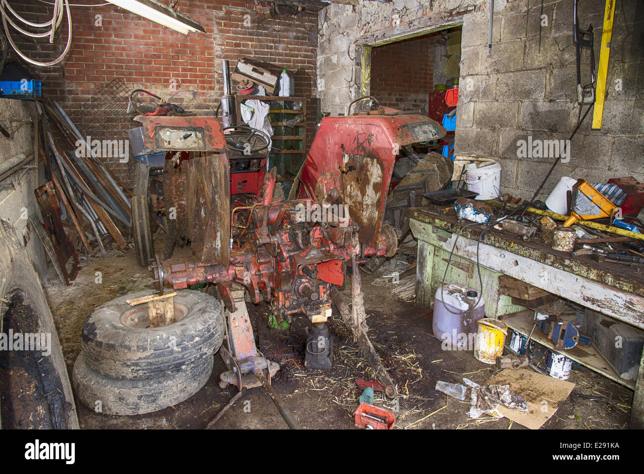 Vecchio International 454 trattore in una fattoria workshop, Sheffield South Yorkshire, Inghilterra, Marzo Foto Stock