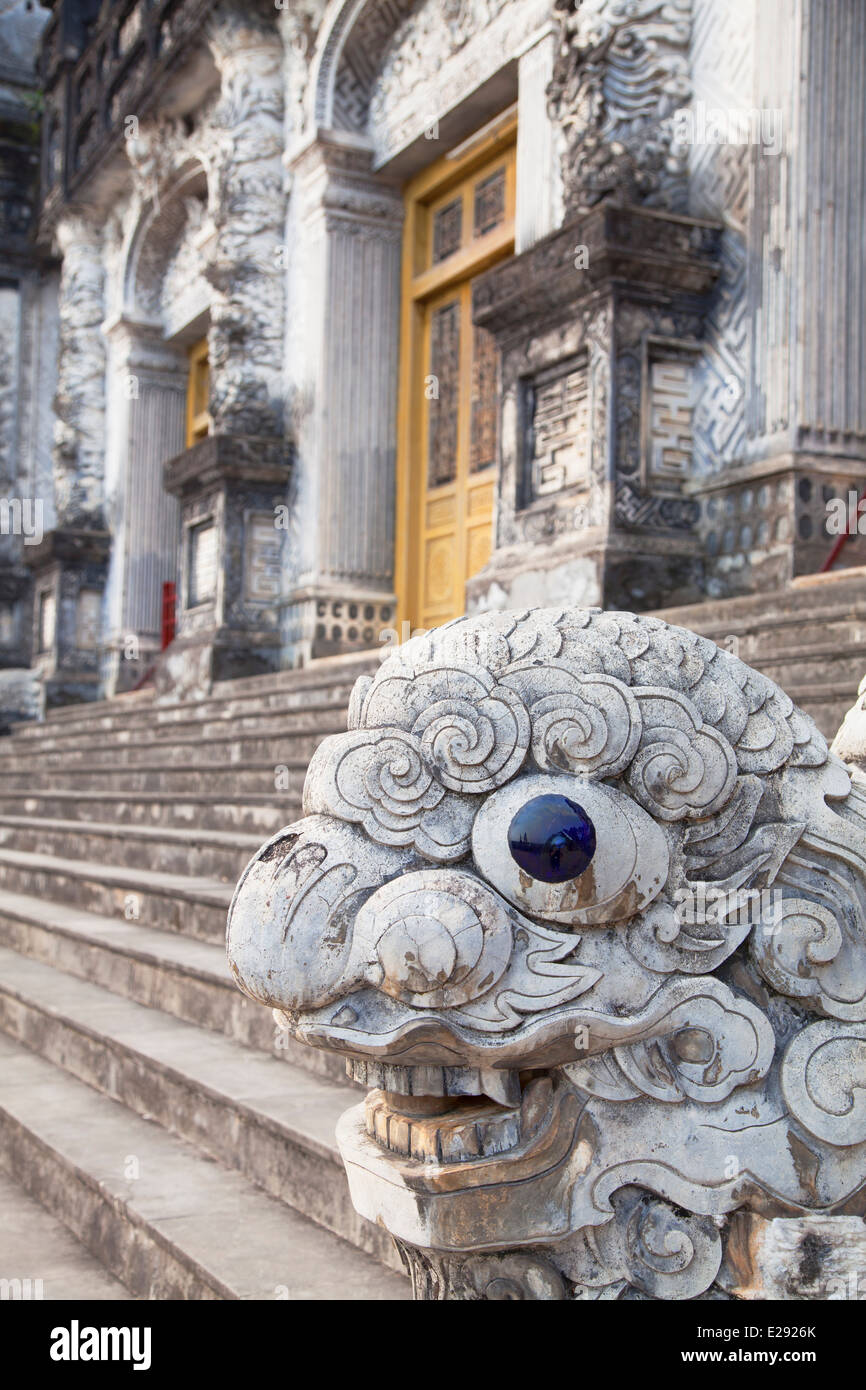Statua di tomba di Khai Dinh (Patrimonio Mondiale dell'UNESCO), la tinta, Thua Thien-Hue, Vietnam Foto Stock