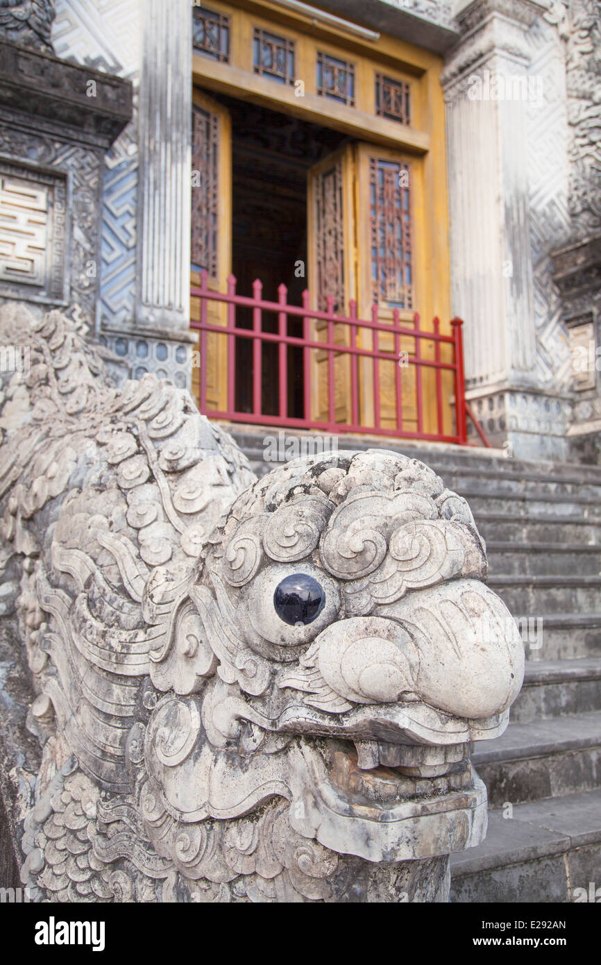 Statua di tomba di Khai Dinh (Patrimonio Mondiale dell'UNESCO), la tinta, Thua Thien-Hue, Vietnam Foto Stock
