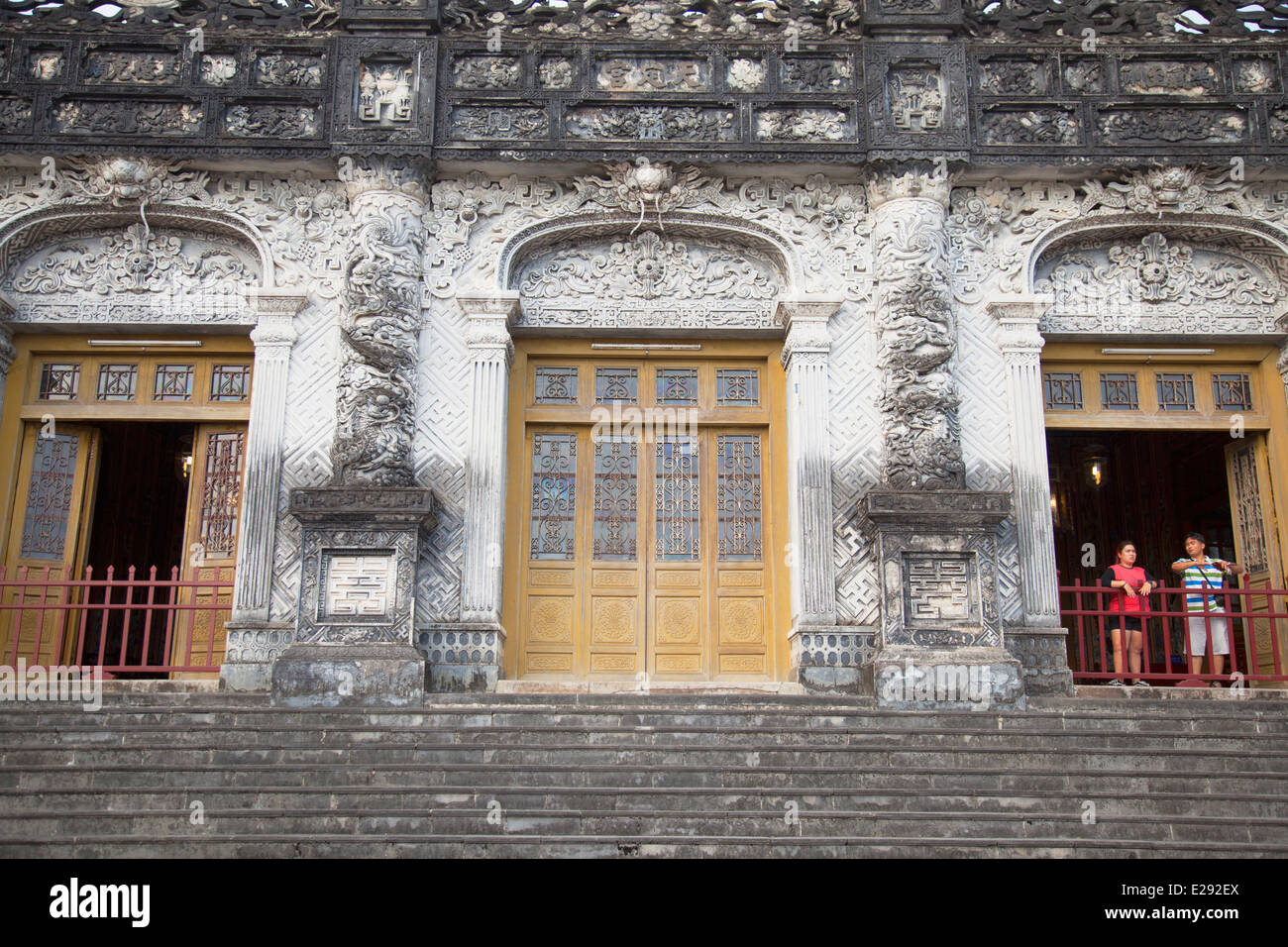I turisti alla tomba di Khai Dinh (Patrimonio Mondiale dell'UNESCO), la tinta, Thua Thien-Hue, Vietnam Foto Stock