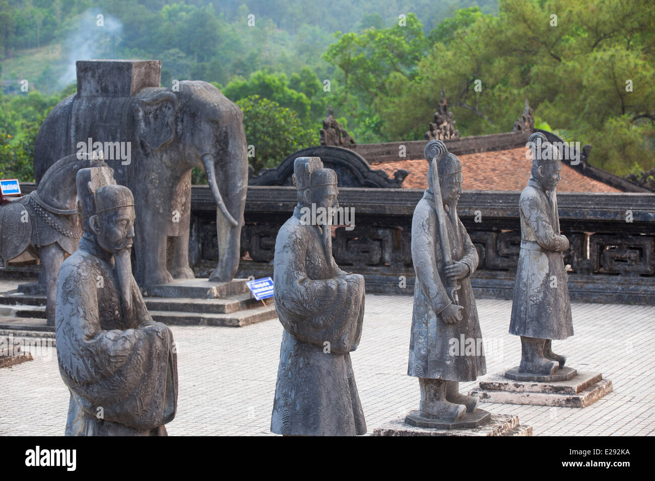 Statue alla tomba di Khai Dinh (Patrimonio Mondiale dell'UNESCO), la tinta, Thua Thien-Hue, Vietnam Foto Stock