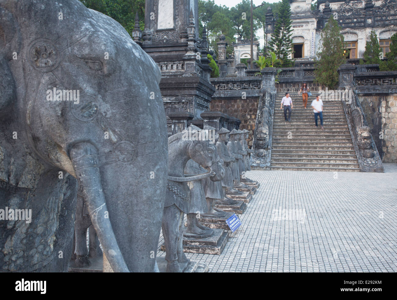 Statue alla tomba di Khai Dinh (Patrimonio Mondiale dell'UNESCO), la tinta, Thua Thien-Hue, Vietnam Foto Stock