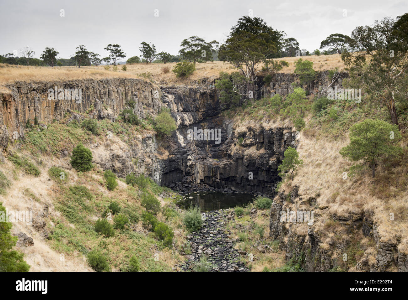 Vista della cascata con assenza di acqua a causa della siccità, Lal Lal Falls, Moorabool River, Lal Lal, Victoria, Australia, Febbraio Foto Stock