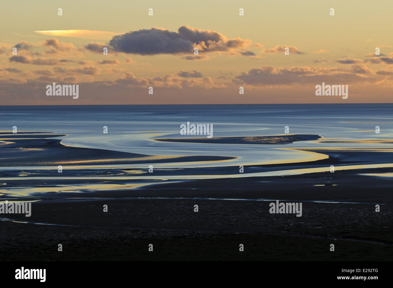 Vista sulla baia con canali in sabbia, con la bassa marea nella luce della sera, Humphrey Testa, Morecambe Bay, Cumbria, Inghilterra, Dicembre Foto Stock