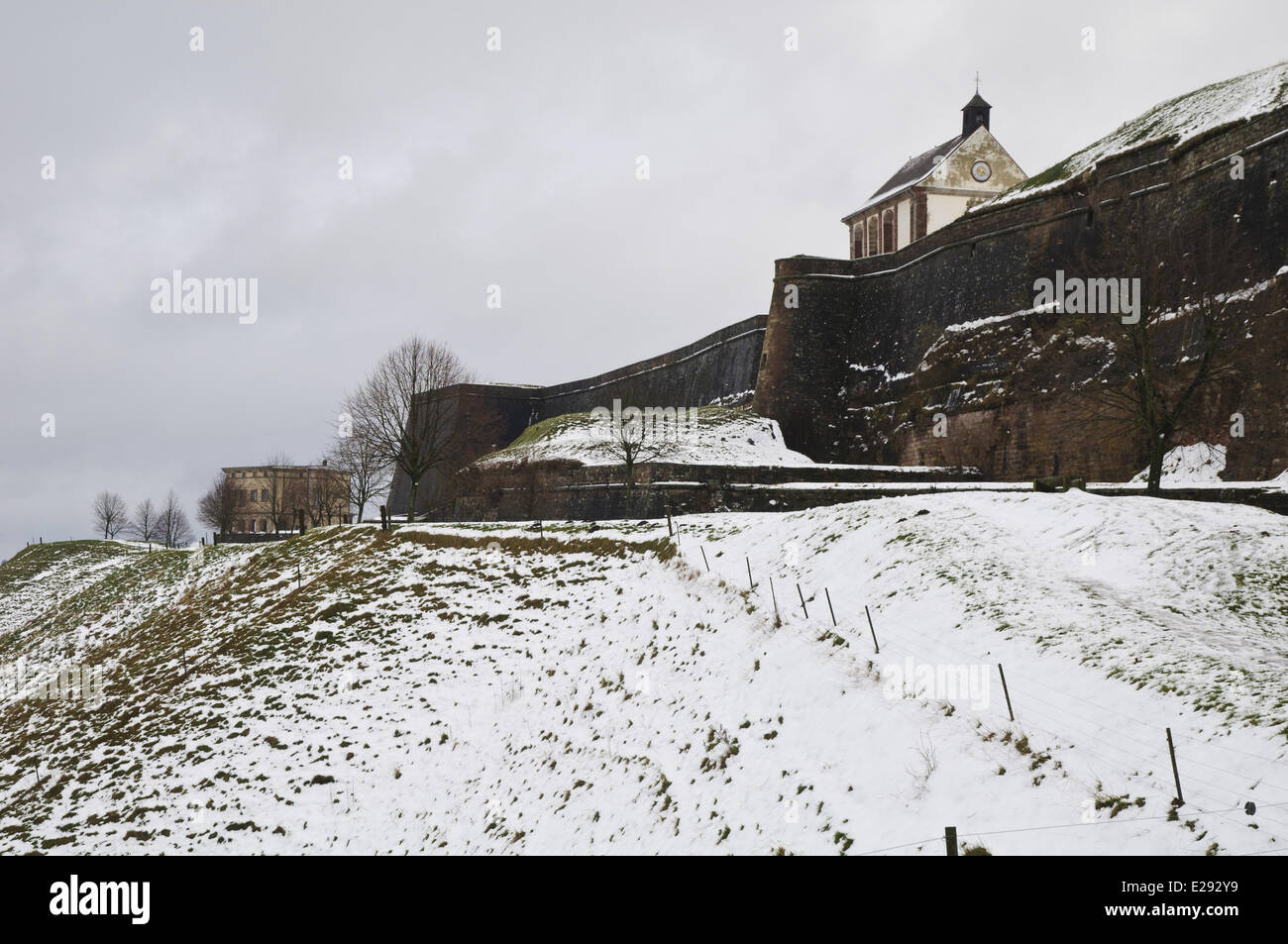 Vista della cittadella di neve, Citadelle de Bitche, Bitche, Vosges Parco Naturale Regionale, Lorena, Francia, Dicembre Foto Stock