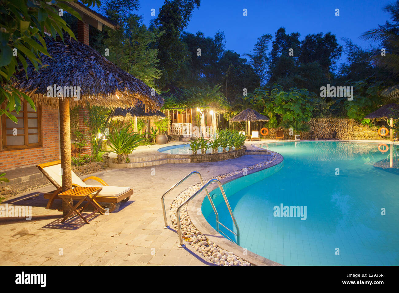 Piscina in pellegrinaggio Village Hotel, tonalità, Thua Thien-Hue, Vietnam Foto Stock