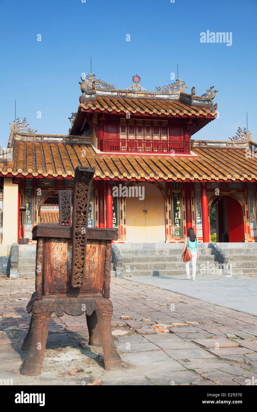 Donna alla tomba di Minh Mang (Patrimonio Mondiale dell'UNESCO), la tinta, Thua Thien-Hue, Vietnam (MR) Foto Stock