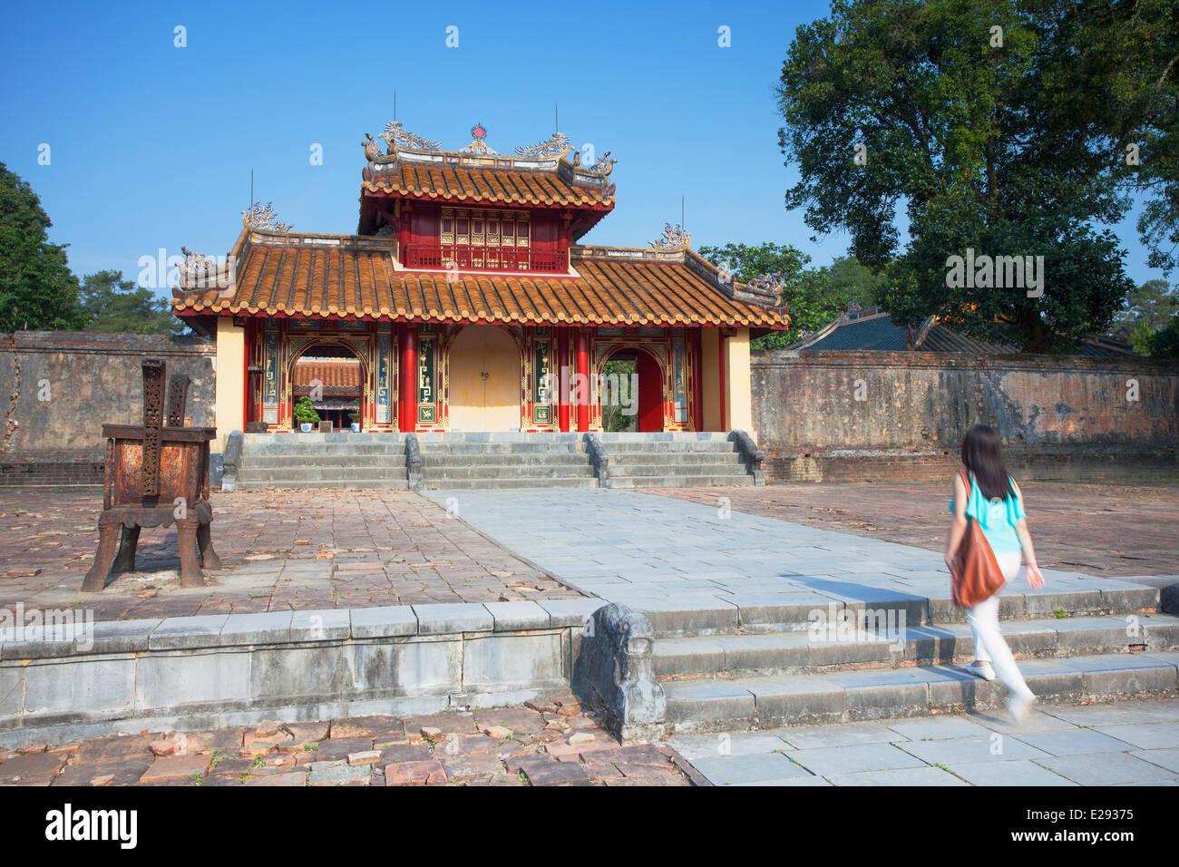 Donna alla tomba di Minh Mang (Patrimonio Mondiale dell'UNESCO), la tinta, Thua Thien-Hue, Vietnam Foto Stock