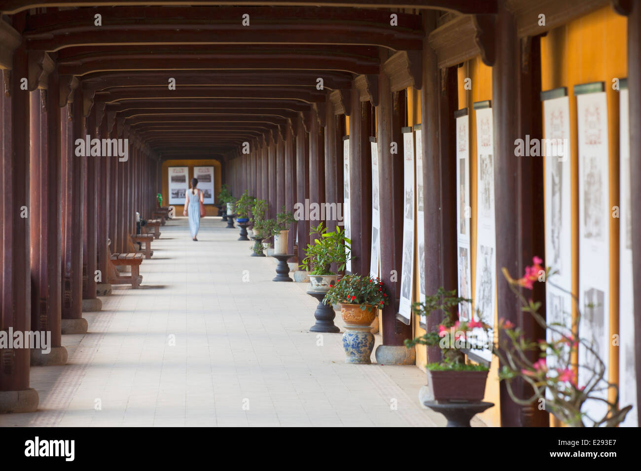 Donna al Palazzo Imperiale in cittadella (Patrimonio Mondiale dell'UNESCO), la tinta, Thua Thien-Hue, Vietnam Foto Stock