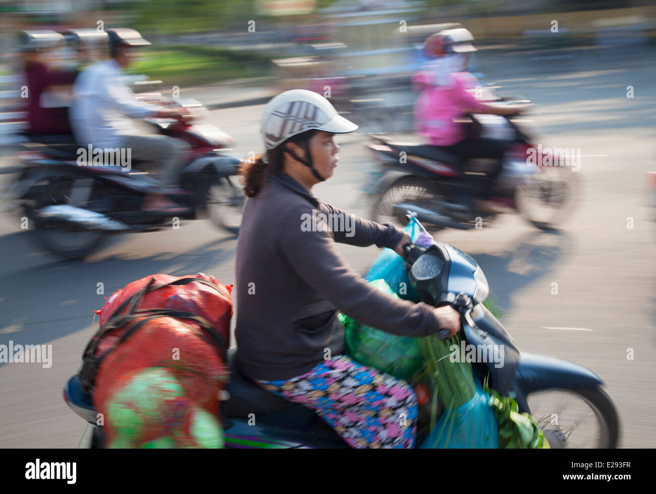 Le persone andare in motocicletta, tonalità, Thua Thien-Hue, Vietnam Foto Stock
