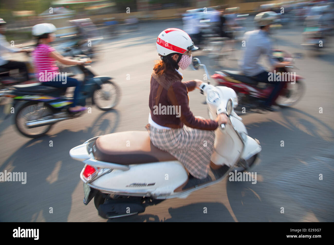 Le persone andare in motocicletta, tonalità, Thua Thien-Hue, Vietnam Foto Stock