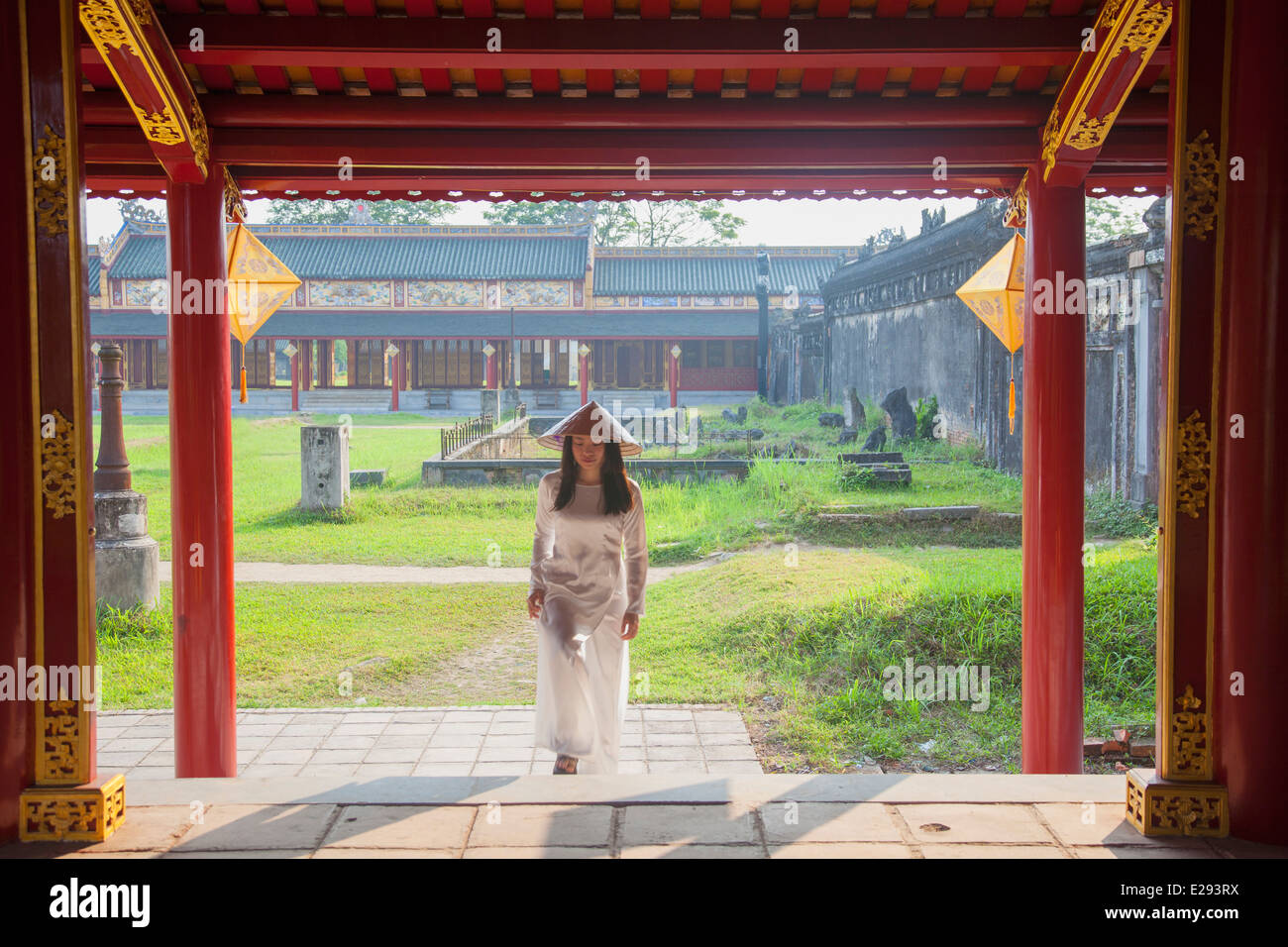 Donna che indossa Ao Dai abito presso l'Imperial Palace all'interno della Cittadella, tonalità, Thua Thien-Hue, Vietnam Foto Stock