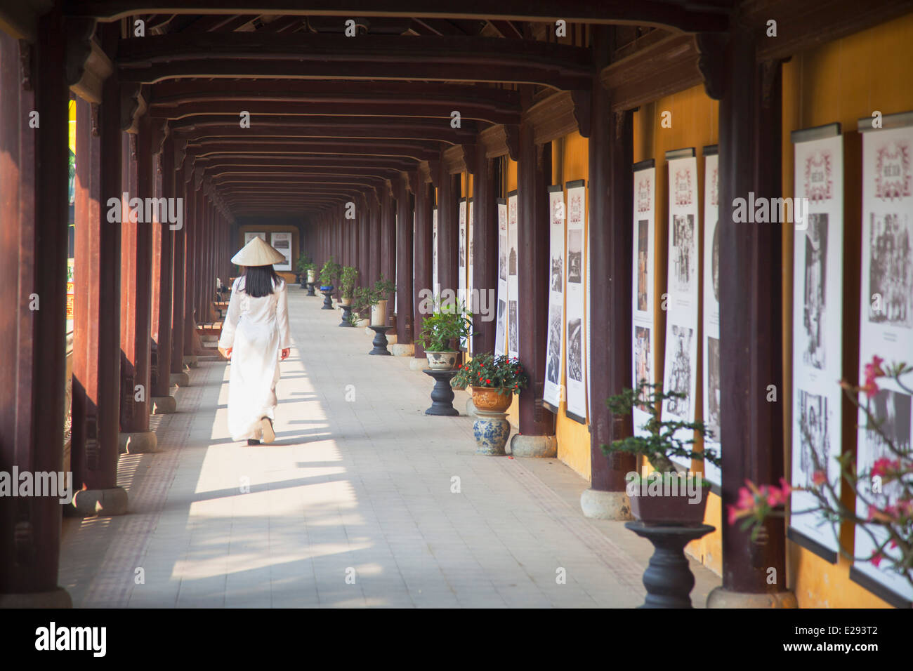 Donna che indossa Ao Dai abito presso l'Imperial Palace all'interno della Cittadella, tonalità, Thua Thien-Hue, Vietnam Foto Stock