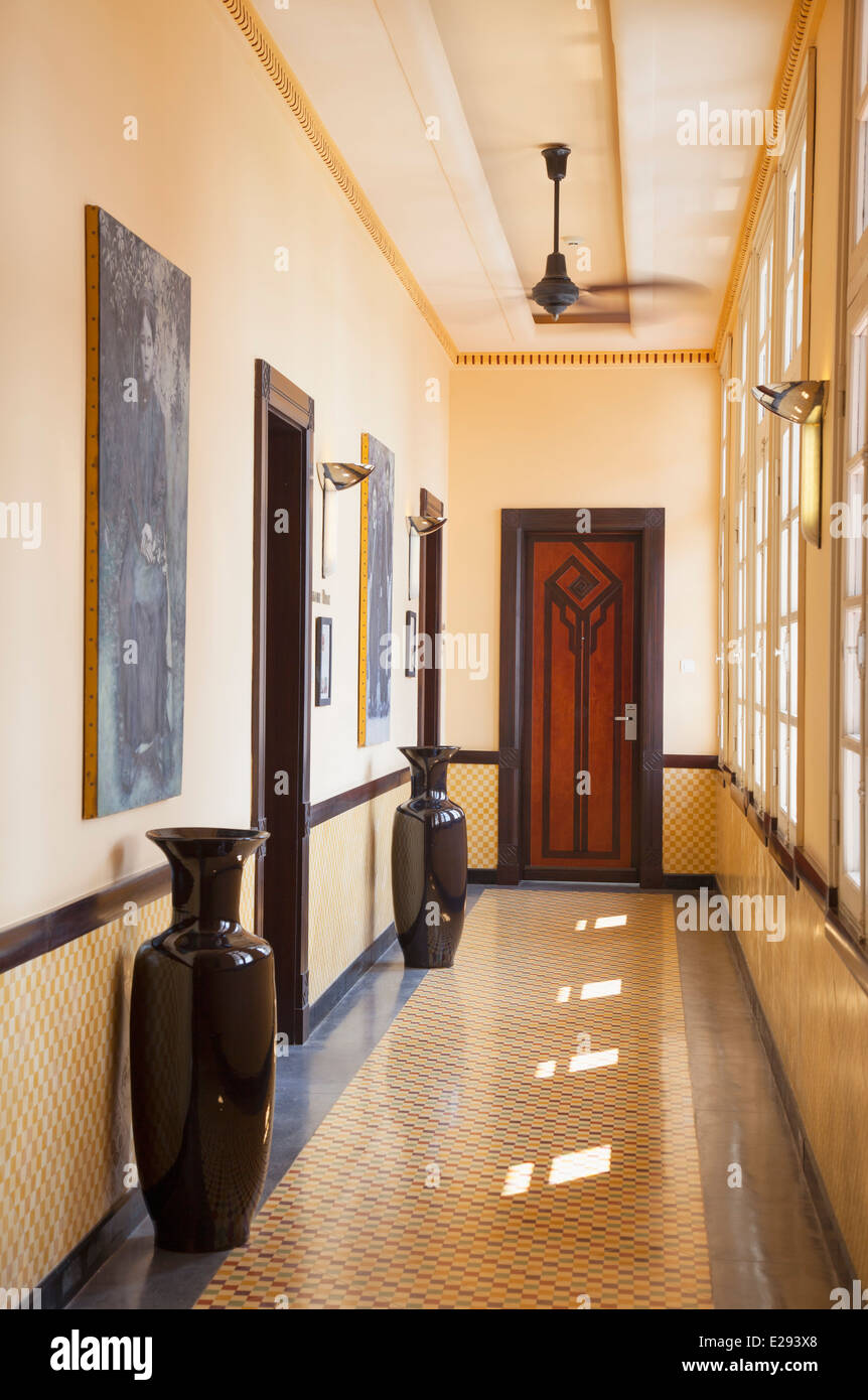 Corridoio di La Residence Hotel, tonalità, Thua Thien-Hue, Vietnam Foto Stock