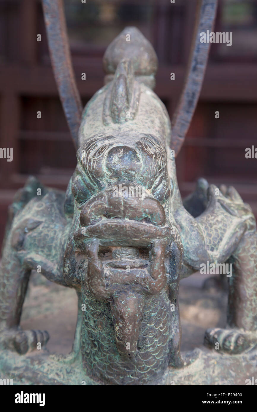 Dettaglio sulla campana al Museo di Belle Arti, Citadel, tonalità, Thua Thien-Hue, Vietnam Foto Stock