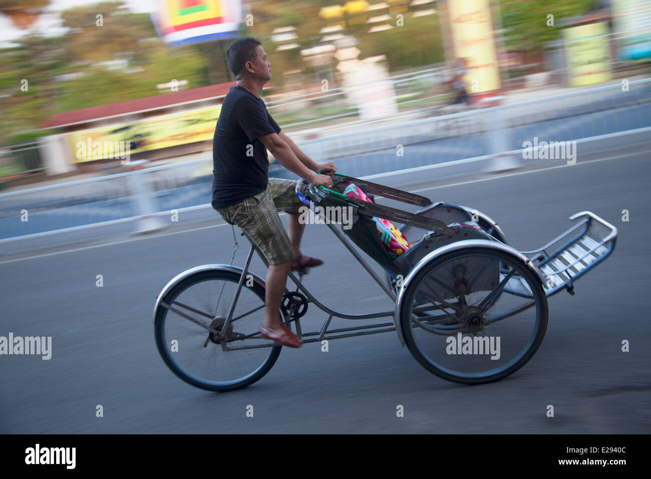 Uomo che cavalca cyclo, tonalità, Thua Thien-Hue, Vietnam Foto Stock
