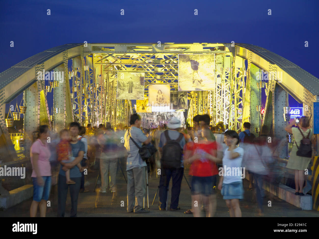 Mostra d'arte su Trang Tien Bridge, tonalità, Thua Thien-Hue, Vietnam Foto Stock