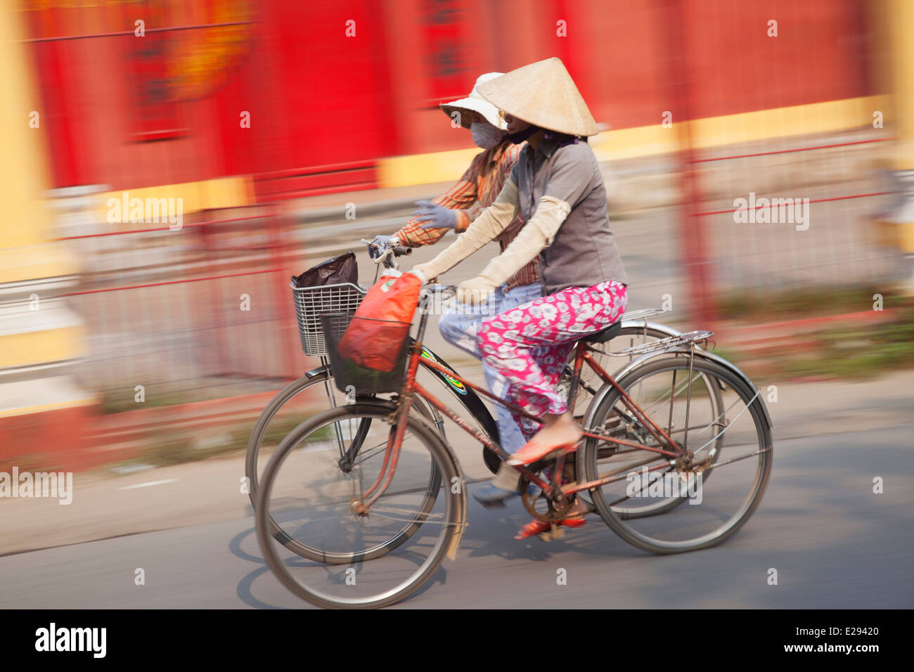 Donne equitazione biciclette, tonalità, Thua Thien-Hue, Vietnam Foto Stock