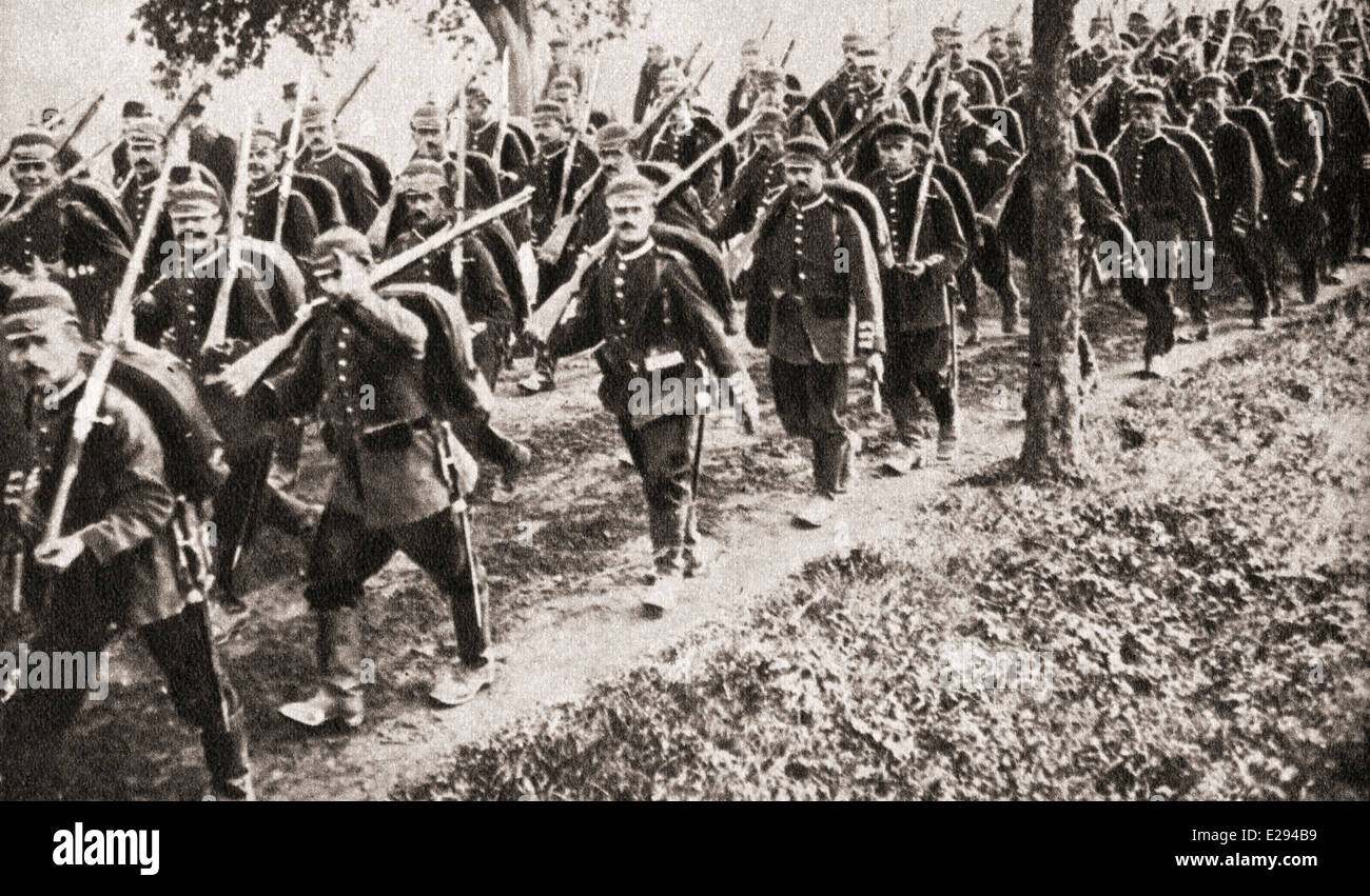Truppe tedesche in marcia facile attraverso il Belgio durante la prima guerra mondiale. Foto Stock