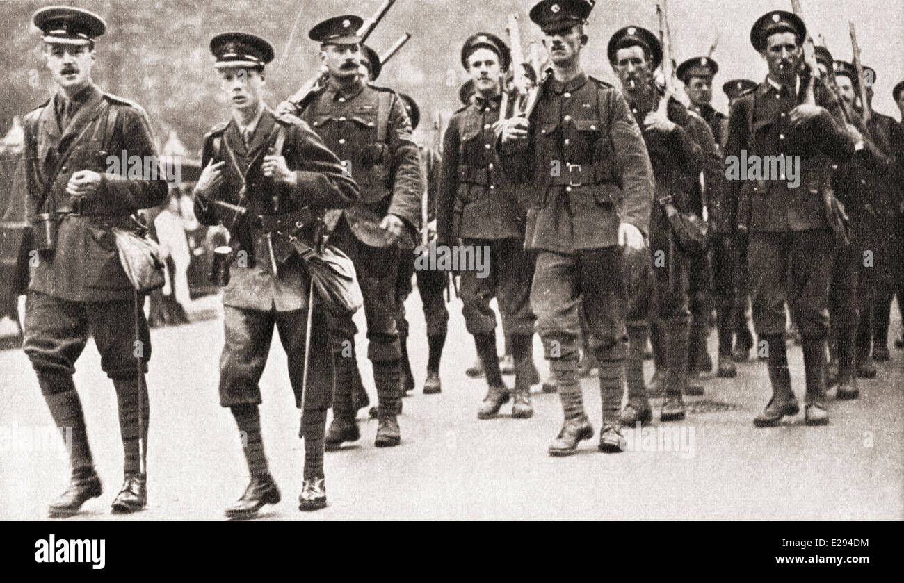 Il Principe di Galles portando la sua azienda di Granatiere protezioni su un percorso marzo a servizio completo di kit durante la prima guerra mondiale. Foto Stock
