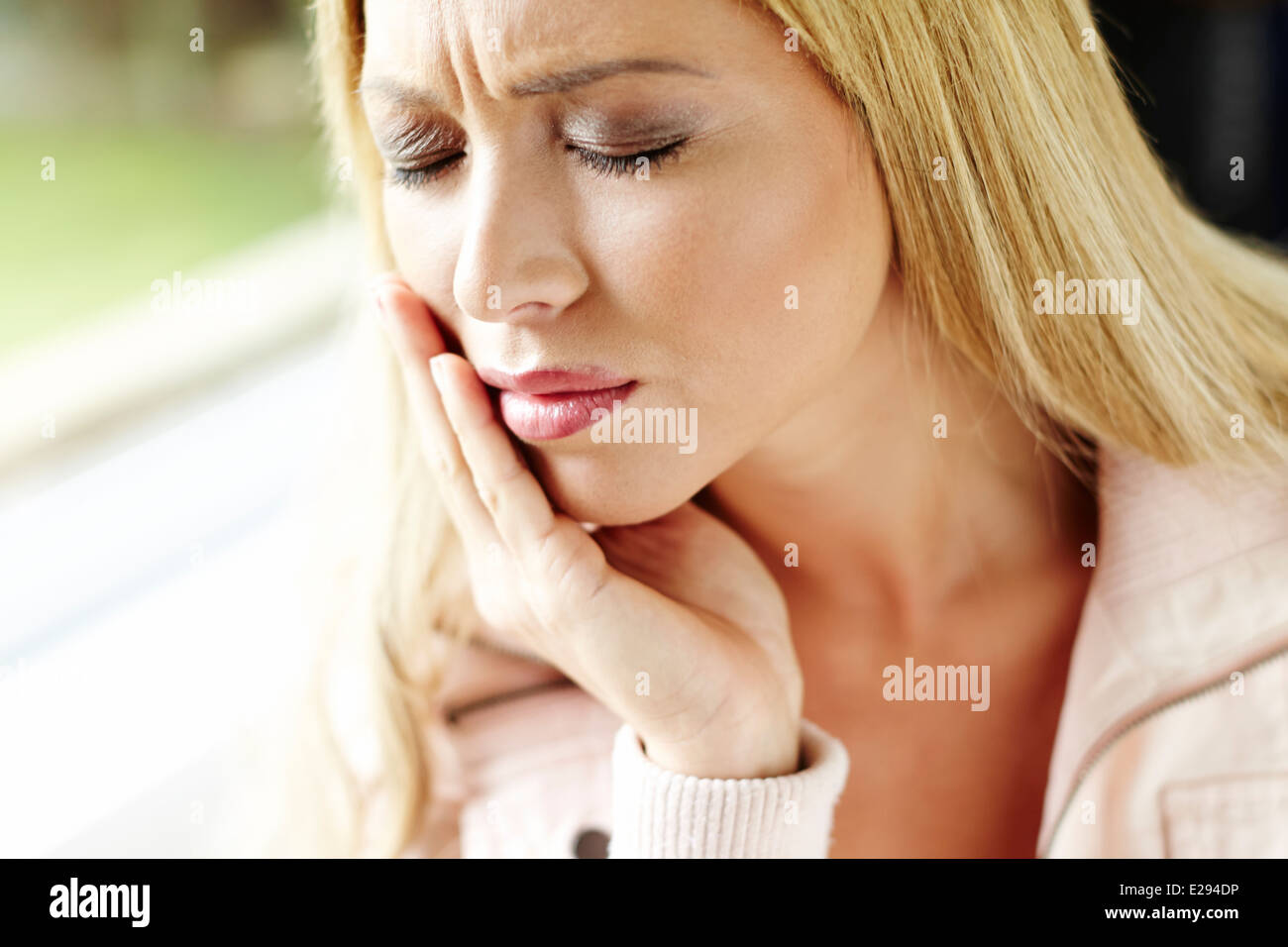 Ragazza con il mal di denti Foto Stock