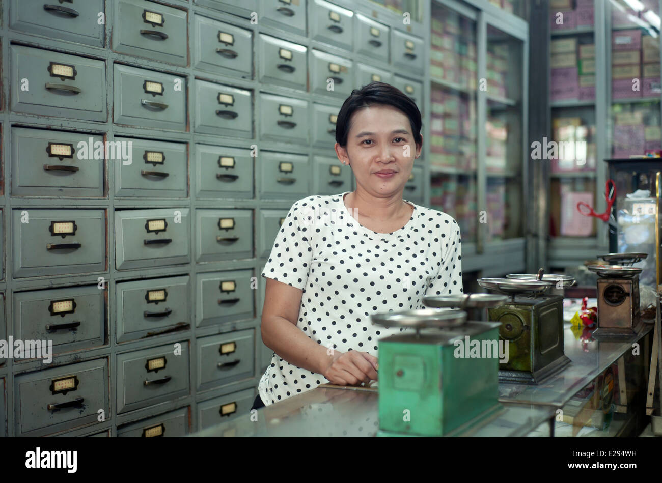 Bangkok in Thailandia - il proprietario della tradizionale medicina di erbe store Foto Stock