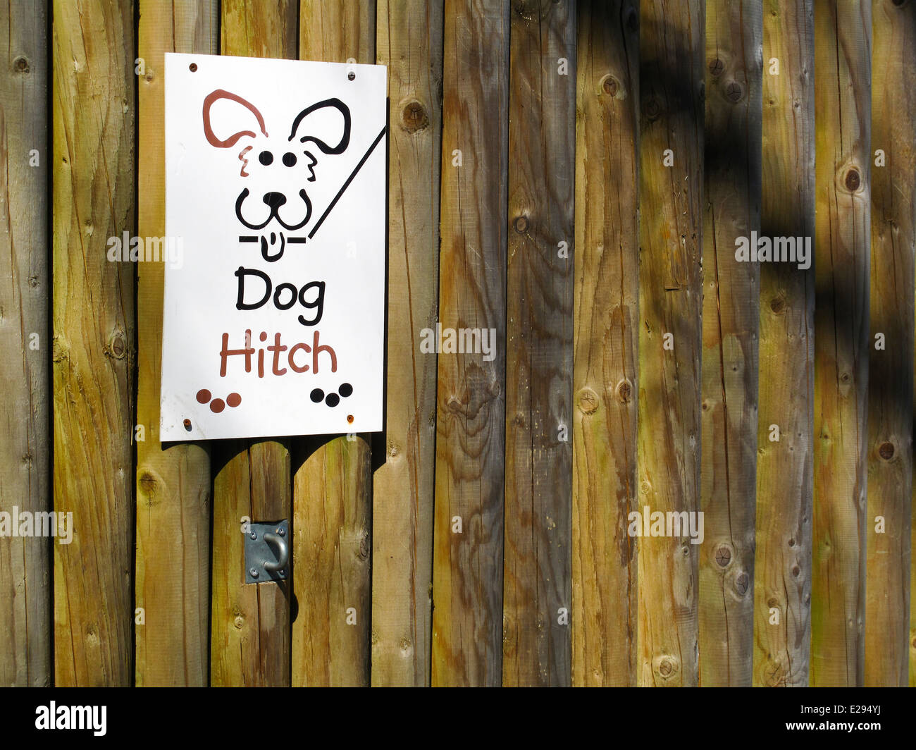 Attacco del cane ed il segno sulla recinzione di legno Foto Stock