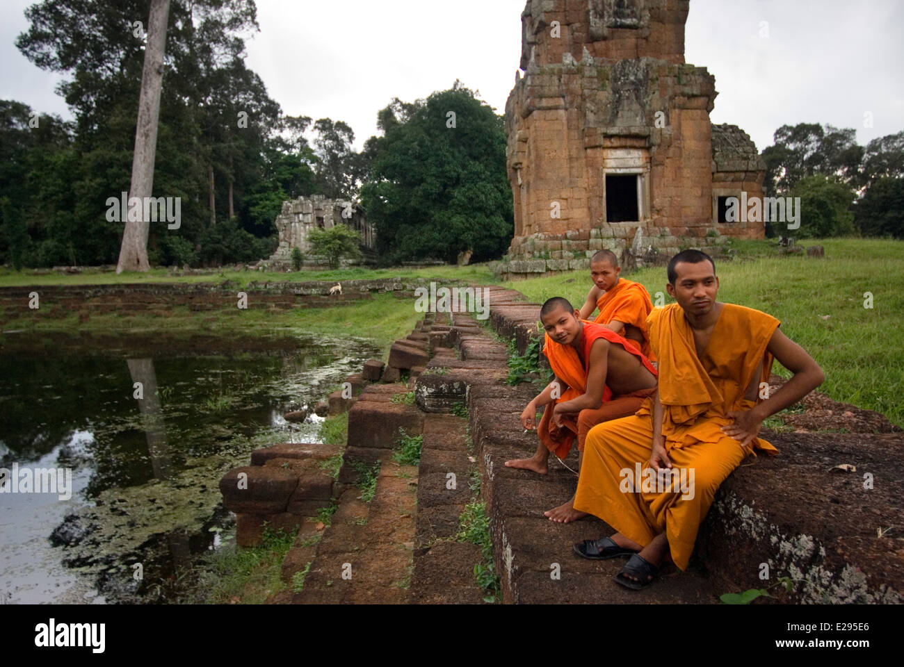 Monaco buddista presso i templi di Kleangs & Prasat Suor Prat. Angkor Thom. Rettangolare edificio in arenaria contrapposta alla Terrac Foto Stock