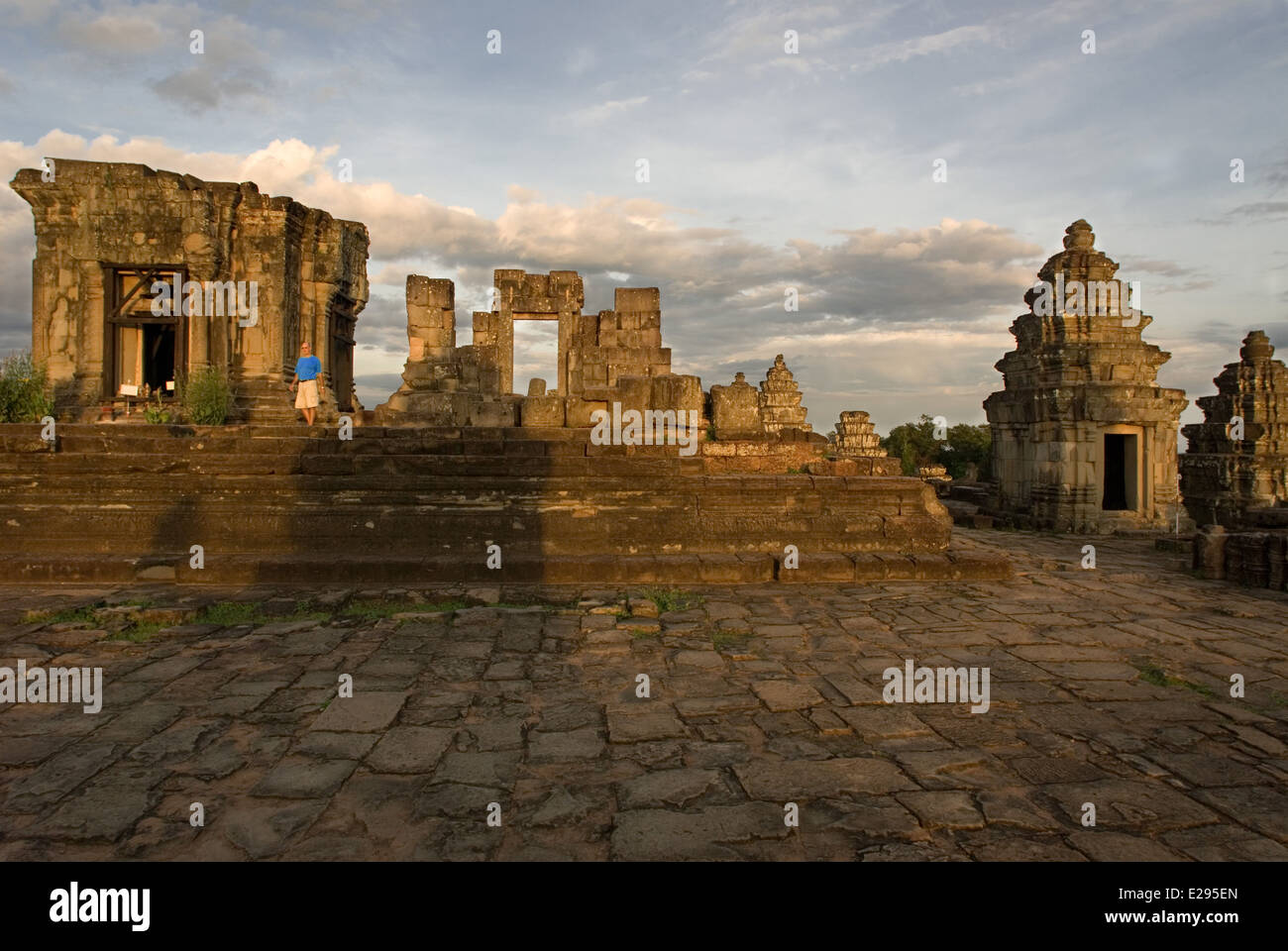 Phnom Bakheng Temple. Sunrise. La costruzione di questo tempio sulla montagna Phnom Bakheng (Bakheng Hill), il primo grande tempio Foto Stock